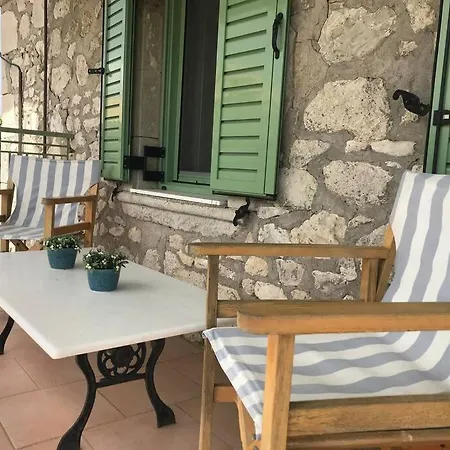 Traditional Stonehouse In Kavalos Сasa de vacaciones