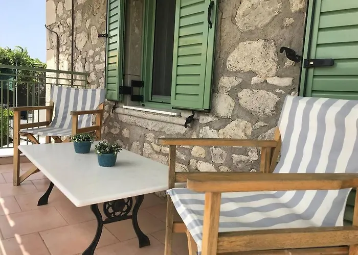 Traditional Stonehouse In Kavalos Hébergement de vacances